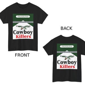 Peut inclure: Un t-shirt noir à manches courtes avec une impression graphique sur le devant et le dos. Le motif imite un paquet de cigarettes avec un fond vert et blanc, une illustration d'aigle et le texte Philadelphia, Fly Eagles, Cowboy Killers.