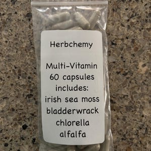 Puede incluir: Una bolsa de pl&aacute;stico transparente llena de c&aacute;psulas grises. Una etiqueta blanca en la bolsa dice "Herbchemy Multi-Vitamin 60 capsules includes: irish sea moss bladderwrack chlorella alfalfa."