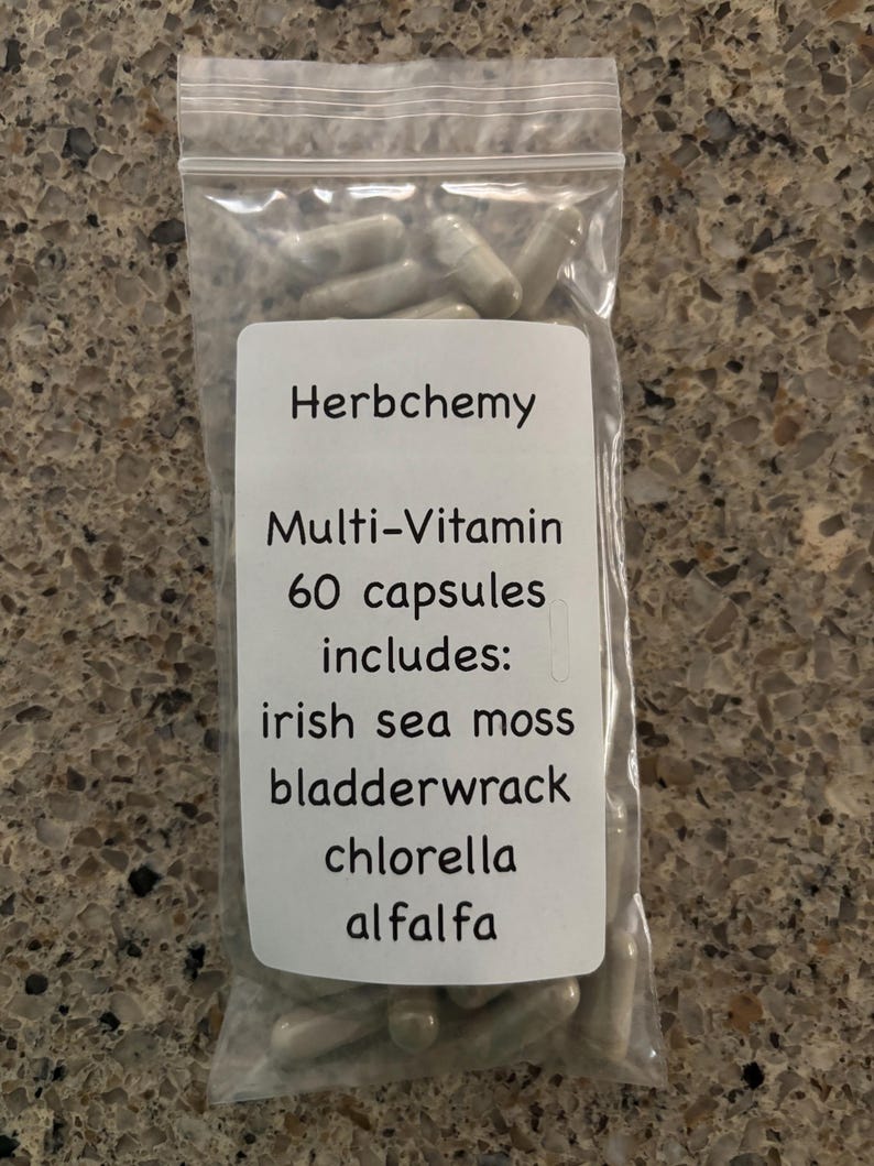 Puede incluir: Una bolsa de pl&aacute;stico transparente llena de c&aacute;psulas grises. Una etiqueta blanca en la bolsa dice "Herbchemy Multi-Vitamin 60 capsules includes: irish sea moss bladderwrack chlorella alfalfa."