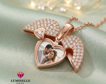 Medallón de corazón personalizado, colgante de ala de ángel con circonitas cúbicas, recuerdo con foto personalizada, joyería conmemorativa de oro rosa, regalo de recuerdo para novia.