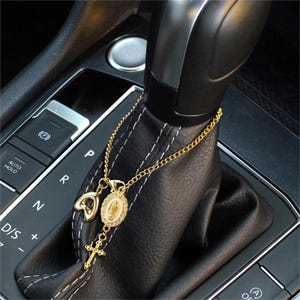 Autoanhänger mit Jungfrau Maria, Initialen in Blasenform, Rosenkranz mit Messingkreuz, Lenkradaufhänger