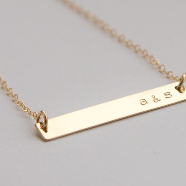 Nom de mot personnalisé Collier de barre d’or - Bijoux estampillés à la main par Betsy Farmer Designs