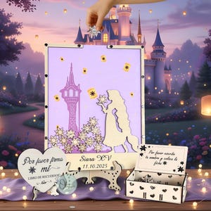 Puede incluir: Un juego de libro de visitas de madera con un fondo morado que presenta una silueta de princesa, una torre y linternas flotantes. Incluye un letrero en forma de corazón, una caja y un soporte con el texto "Siara XV 11.10.2025".