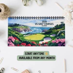 Puede incluir: Calendario de espiral 2026 US Golf Courses. La portada presenta una pintura de acuarela de un campo de golf con un green, bandera roja y vista al mar. El texto en el calendario dice "Start Anytime, Available From Any Month."
