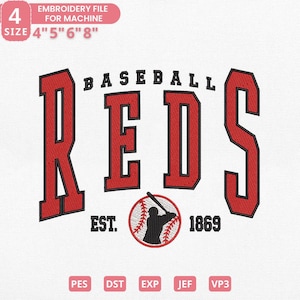 Könnte beinhalten: Rotes und schwarzes Baseball-Stickmuster. Das Wort "REDS" wird in großen, fetten Buchstaben mit "BASEBALL" darüber angezeigt. Enthält eine Baseball- und Batter-Grafik sowie den Text "EST. 1869". Verfügbar in den Größen 10.16cm, 12.7cm, 15.24cm und 20.32cm.