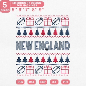 Könnte beinhalten: Ein Stickdesign für Maschinen mit einem festlichen Muster aus Footballs, Geschenkboxen und Weihnachtsbäumen in Rot und Blau. Der Text "NEW ENGLAND" ist prominent dargestellt. Erhältlich in 5 Größen, von 12.7 cm bis 22.9 cm.