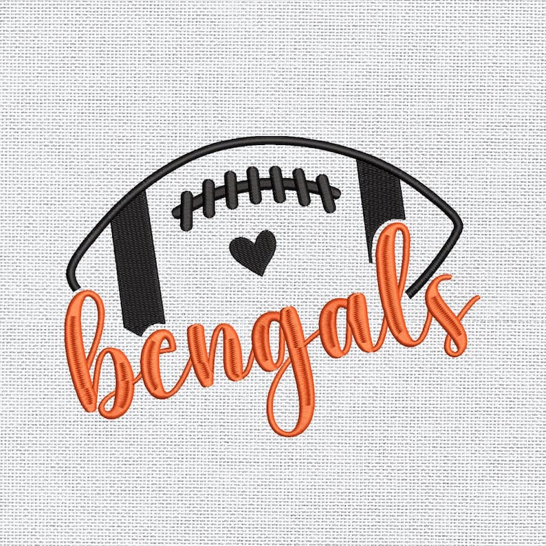 Puede incluir: Dise&ntilde;o bordado con forma de bal&oacute;n de f&uacute;tbol con rayas y costuras negras, un coraz&oacute;n negro y la palabra "Bengals" en escritura naranja. El dise&ntilde;o est&aacute; sobre un fondo gris claro texturizado.