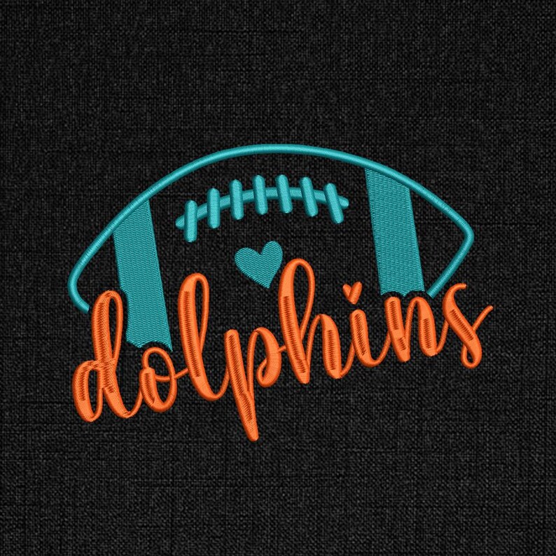 Puede incluir: Dise&ntilde;o bordado con un bal&oacute;n de f&uacute;tbol americano turquesa con costuras blancas y la palabra "Dolphins" en escritura naranja. Un coraz&oacute;n turquesa se coloca entre el bal&oacute;n y la palabra, sobre un fondo negro.