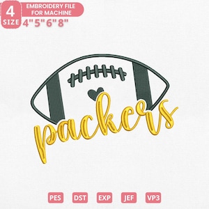 Puede incluir: Un diseño de archivo de bordado con un balón de fútbol y la palabra "Packers" en escritura dorada. El balón es blanco con detalles en verde oscuro y costuras negras. El diseño incluye el texto "ARCHIVO DE BORDADO PARA MÁQUINA" y los tamaños 10.16cm, 12.7cm, 15.24cm y 20.32cm.