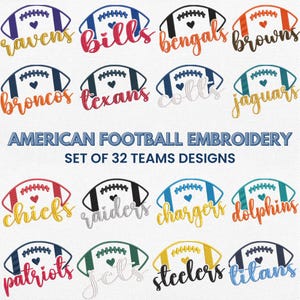 Puede incluir: Diseños bordados de fútbol americano, cada uno con un balón, el nombre de un equipo y un corazón. El texto "AMERICAN FOOTBALL EMBROIDERY" y "SET OF 32 TEAMS DESIGNS" también está presente.