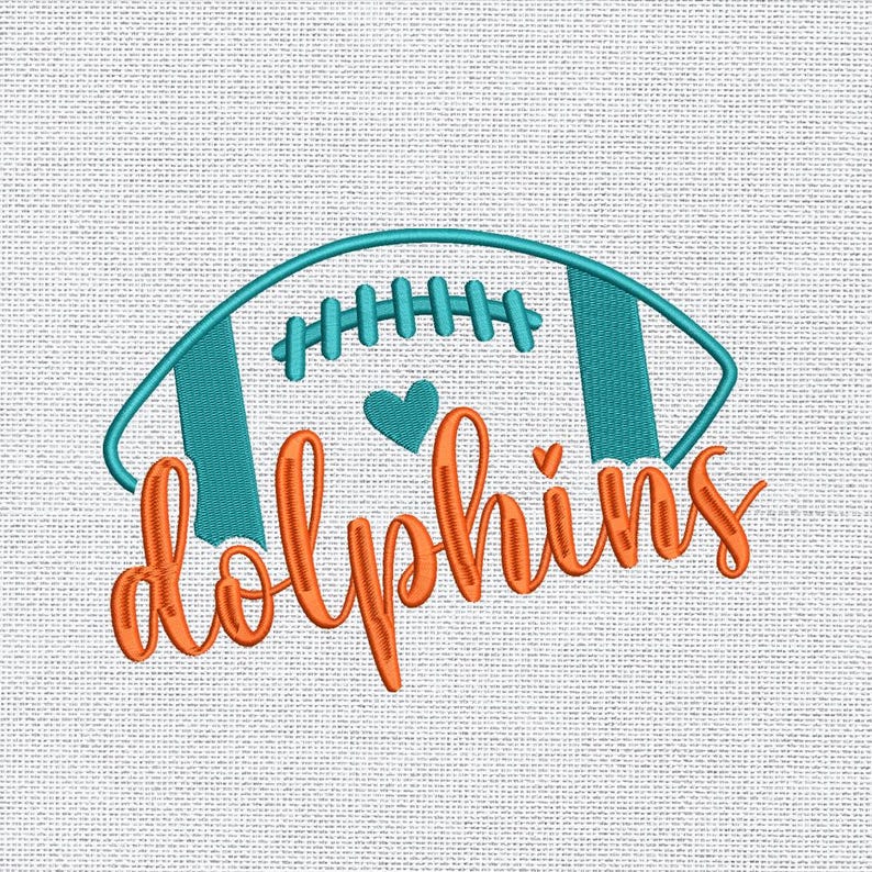 Puede incluir: Un dise&ntilde;o bordado con forma de bal&oacute;n de f&uacute;tbol en turquesa y blanco, con la palabra "dolphins" en escritura naranja. Un coraz&oacute;n turquesa est&aacute; colocado encima de la palabra. El dise&ntilde;o est&aacute; sobre un fondo blanco texturizado.