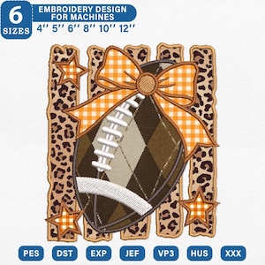 Puede incluir: Un diseño de bordado para máquinas que muestra un balón de fútbol con patrón de rombos marrón y beige, rematado con un lazo de cuadros vichy naranja y blanco. El fondo tiene rayas verticales de leopardo y estrellas de cuadros naranja. Texto: 6 SIZES 4" 5" 6" 8" 10" 12".