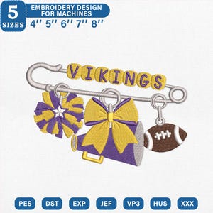 Puede incluir: Un diseño de bordado que muestra un imperdible plateado grande con la palabra VIKINGS en letras amarillas. De él cuelgan un pompón amarillo y morado, un megáfono morado con un lazo amarillo y un balón de fútbol americano marrón con cordones.