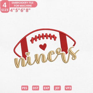Puede incluir: Un diseño de archivo de bordado que presenta un balón de fútbol americano rojo y blanco con la palabra "niners" en escritura dorada. Un corazón rojo está en el centro. El archivo está disponible en tamaños de 10 cm, 13 cm, 15 cm y 20 cm.
