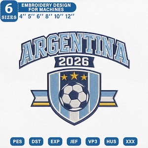 Puede incluir: Un diseño de bordado para máquinas con el texto ARGENTINA 2026 en azul claro y azul oscuro. Debajo hay un emblema de escudo con un balón de fútbol, tres estrellas doradas y una banda. El diseño incluye 6 tamaños: 4, 5, 6, 8, 10 y 12 pulgadas.