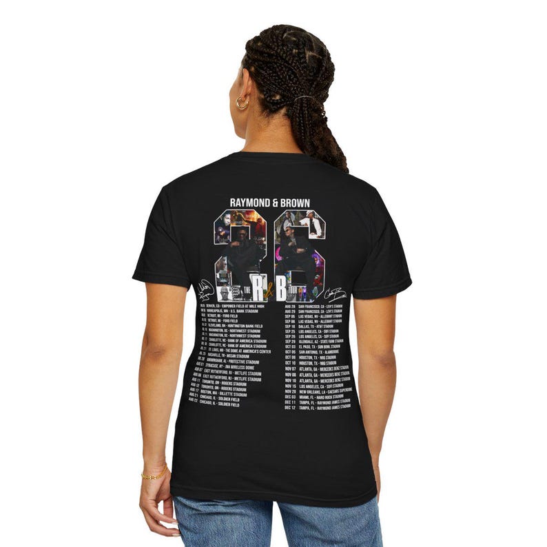 Pu&ograve; includere: T-shirt nera con la scritta "RAYMOND & BROWN" sopra una grafica con il numero "23" e le lettere "R & B". Il retro della maglietta elenca anche le date e i luoghi del tour.