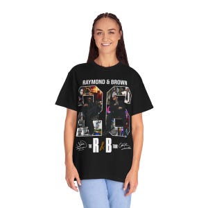 Pu&ograve; includere: T-shirt nero con la scritta "RAYMOND & BROWN" sopra un collage di immagini e il numero "26". Sotto, la scritta "THE R&B TOUR" con firme.