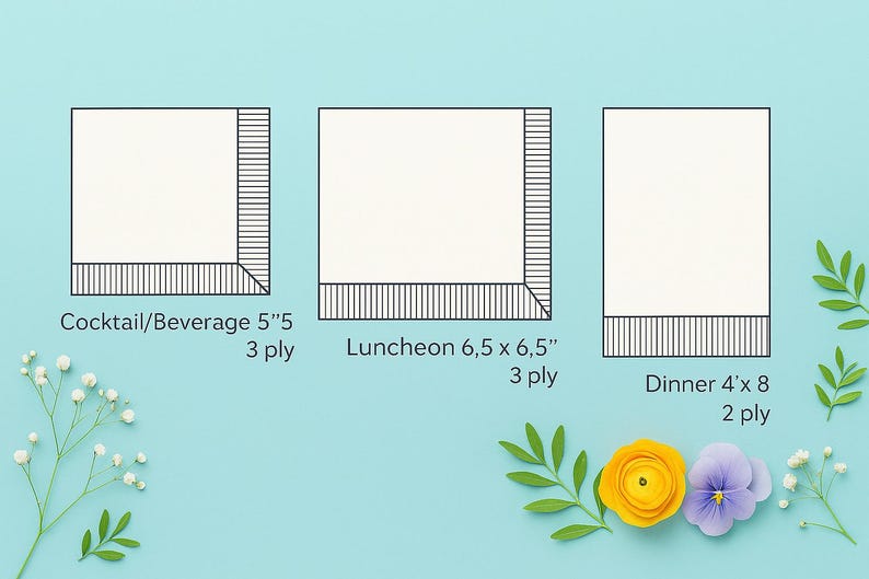 Op de afbeelding: Afbeelding van drie witte papieren servetten met zwarte randdetails. Maten: Cocktail/Drank 12,7cm x 12,7cm, Lunch 16,5cm x 16,5cm, en Diner 10,16cm x 20,32cm. De servetten zijn 2 of 3 laags. Bloemenversieringen.