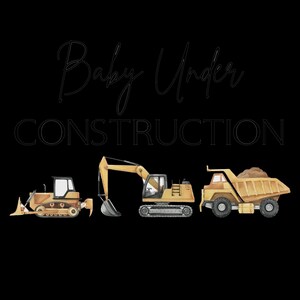 Op de afbeelding: Een zwarte achtergrond met de woorden "Baby Under Construction" in een cursief lettertype. Daaronder illustraties van bouwmachines: een bulldozer, een graafmachine en een dumper, allemaal in geel.