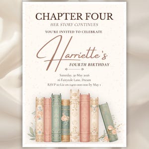 Puede incluir: Una invitación de estilo vintage con el texto "CAPÍTULO CUATRO" y "Harriette's CUARTO CUMPLEAÑOS". El diseño presenta una pila de libros antiguos en colores pastel y detalles florales. La invitación incluye la fecha, hora y lugar.
