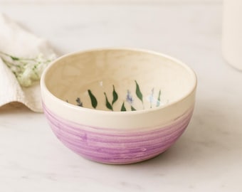 Bol de cerámica con flores silvestres pintadas a mano.