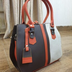 Bolsa feminina elegante e estilosa com letras de vaca, multicolorida, para todas as ocasiões.