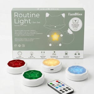 Könnte beinhalten: Ein FamBliss Routine Light 6er-Set in einer salbeigrünen Schachtel mit Fuchs-Illustration. Das Set enthält vier runde, weiße Leuchten mit leuchtenden Sternen in Rot, Gelb, Grün und Blau sowie eine schwarze Fernbedienung mit verschiedenen Tasten.