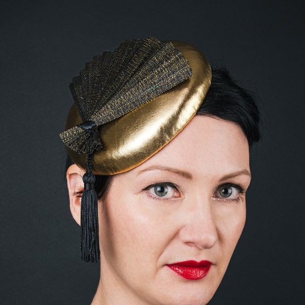 Metallic Goldfarbener kleiner Hut oder Fascinator mit Fächerverzierung und Quaste