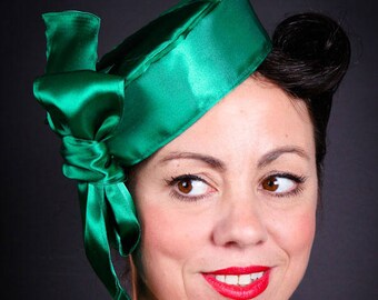 30s style green satin hat with large bow, a vintage-look ladies emerald pillbox hat for retro Hollywood glamour or costume