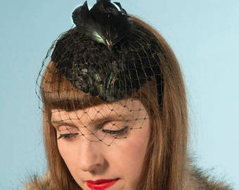 Green feather bird hat | fascinator | hat with veil | petrol green | burlesque | cocktail hat | evening accessory | wedding | vintage style