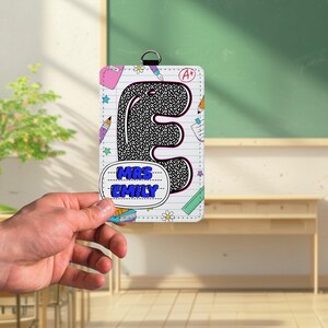 Porta credencial de profesor personalizado, etiqueta con nombre personalizada con diseño de letra de composición, regalo divertido para la vuelta al cole, accesorio de cordón para el aula