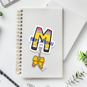Carrete de insignia de maestro personalizado con monograma de lápiz, clip de identificación personalizado con dije de lazo, lindo regalo para educadora o compañera de trabajo