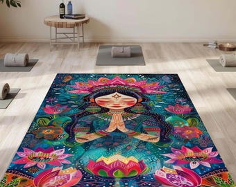 Pode incluir: Um tapete de yoga colorido com uma ilustração detalhada de uma mulher em pose meditativa, rodeada por padrões florais e geométricos. O tapete é predominantemente azul-petróleo, com detalhes em rosa, laranja e azul. Outros tapetes de yoga e toalhas enroladas estão no fundo.