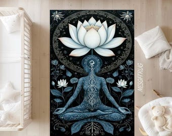 Pode incluir: Um tapete azul e preto com uma figura meditando e uma grande flor de lótus branca acima da cabeça. O tapete tem um design detalhado com elementos florais e ornamentais, criando uma estética serena e espiritual.