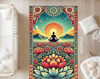 Pode incluir: Um tapete de ioga vibrante com uma figura de meditação contra um sol radiante e um fundo de montanhas. O design inclui um motivo de flor de lótus em tons de vermelho, verde-azulado e amarelo. O texto "MESGFTURG" é visível.