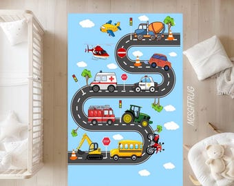 以下が含まれることがあります： 道路のデザインと様々な乗り物が描かれた、カラフルな子供用ラグ。黄色い飛行機、赤いヘリコプター、救急車、消防車、トラクター、スクールバス、オートバイが含まれています。背景は、白い雲のある水色です。