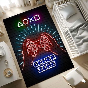 Puede incluir: Alfombra rectangular negra con un gráfico de estilo neón de un mando de videojuegos y las palabras "GAMER ZONE". El diseño incluye un mando rojo, detalles en azul y verde y un fondo de pared de ladrillo.