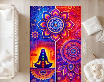 Pode incluir: Um tapete vibrante e colorido com um design central de uma figura meditando com símbolos de chakra, ladeada por grandes padrões florais de mandala. A paleta de cores do tapete inclui azuis, roxos, laranjas e amarelos. O texto "MESGFTURG" é visível.