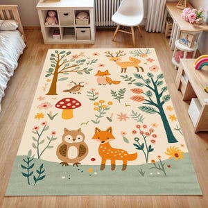 Könnte beinhalten: Ein rechteckiger Teppich mit einer skurrilen Waldszene. Der Teppich zeigt Cartoon-Illustrationen eines Hirsches, Füchse, einer Eule, eines Vogels, Pilze, Bäume und Blumen in Braun-, Orange-, Grün- und Gelbtönen auf cremefarbenem Hintergrund.