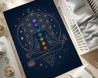 Pode incluir: Um tapete de yoga azul marinho com uma ilustração dourada de uma pessoa meditando, com símbolos de chakra em várias cores. O design inclui uma lua crescente, estrelas e formas geométricas. O tapete é retangular.