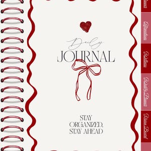 Peut inclure: Un journal quotidien crème avec une reliure à spirale rouge et une bordure rouge décorative. La couverture présente les mots "Daily Journal" et "Stay Organized, Stay Ahead". Un cœur et un nœud rouges ornent le design.