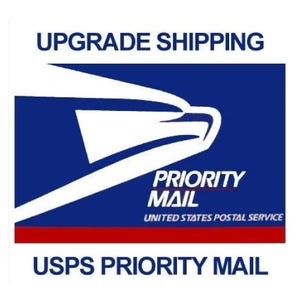 Könnte beinhalten: Ein blau-weißes USPS Priority Mail-Logo mit den Worten "UPGRADE SHIPPING" oben und "USPS PRIORITY MAIL" unten. Die Worte "PRIORITY MAIL" sind weiß, und "UNITED STATES POSTAL SERVICE" steht darunter.