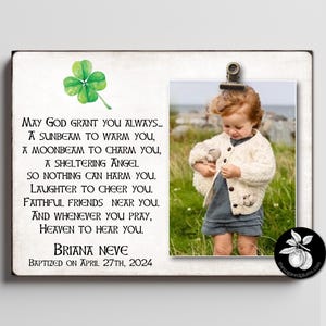 Puede incluir: Un marco de fotos de madera blanca con un poema impreso y una foto de un niño. El poema incluye las palabras "May God grant you always..." y un trébol de cuatro hojas. La foto se sujeta con un clip metálico.
