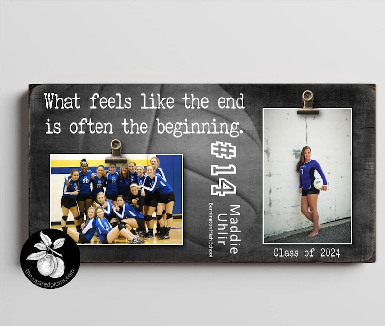 Puede incluir: Un letrero en blanco y negro con el texto "What feels like the end is often the beginning." El letrero tambi&eacute;n presenta dos fotos. La primera foto muestra un equipo de voleibol con uniformes azules y blancos. La segunda foto muestra a una joven con un uniforme de voleibol azul y blanco sosteniendo un bal&oacute;n de voleibol. El texto "#14 Uhlir" y "Bennington High School" tambi&eacute;n est&aacute;n en el letrero. El texto "Maddie" y "Class of 2024" tambi&eacute;n est&aacute;n en el letrero.