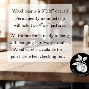 Puede incluir: Una placa de madera con un clip montado permanentemente para sujetar dos fotos de 10x15 cm. La placa mide 20 cm por 40 cm en total. El texto "Wood easel is available for purchase when checking out." est&aacute; impreso en la placa. El texto "thesugaredplums.com" est&aacute; impreso en un c&iacute;rculo negro con un dise&ntilde;o de ciruela.