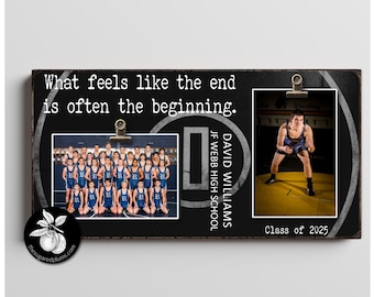Op de afbeelding: Een zwart-wit bord met een worstelthema met de quote "Wat aanvoelt als het einde is vaak het begin." Het bord bevat twee foto's, een van een worstelteam en een van een worstelaar. Het bord bevat ook de tekst "David Williams, JF Webb High School, Klas van 2025."