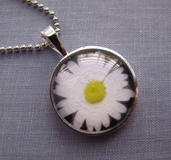 Items similar to Daisy Pendant Necklace on Etsy