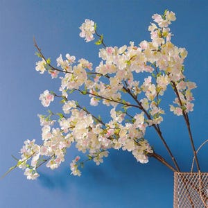 長い枝の桜の造花 - 結婚式のアーチ、家の壁、背景の装飾に最適なシルクの春の花の茎 シルクフラワー