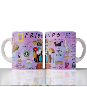 Pode incluir: Caneca de cerâmica branca com um design colorido com a palavra "FRIENDS" e vários elementos icónicos da série de TV. A caneca inclui citações, personagens e o logotipo Central Perk, num fundo roxo e rosa.