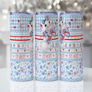 Op de afbeelding: Drie blauw-witte geïsoleerde bekers met een cartoon kattenontwerp. De bekers hebben een herhalend patroon van harten, strikken en bloemmotieven. De kat is wit met een blauwe strik en een rood-wit-blauwe vlinderdas. De bekers zijn ongeveer 20 cm hoog.
